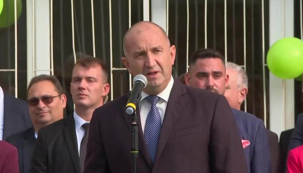 Румен Радев към учениците: Борете се за вашите мечти, предизвикателствата са трамплин за бъдещи успехи