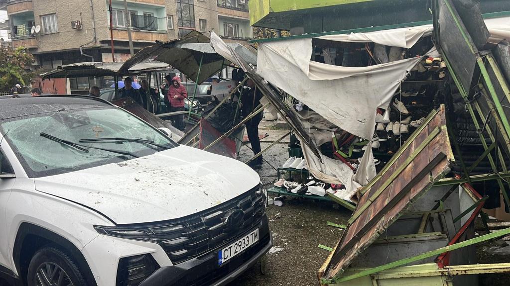 Автомобил се блъсна в сергии на кооперативния пазар в Казанлък