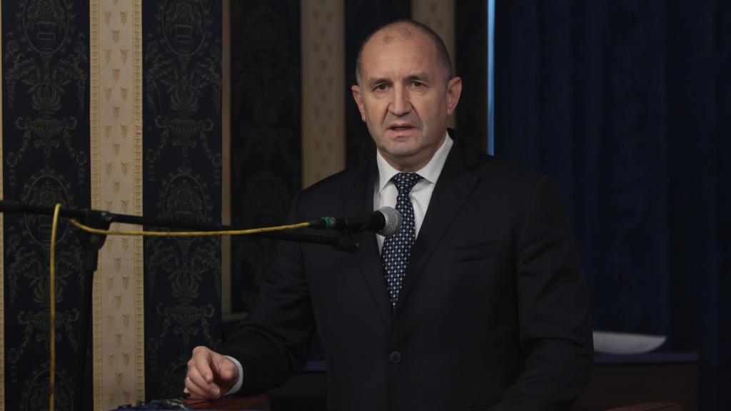 Радев: Сблъсъците са провокация на мафията, единственият изход е оставка