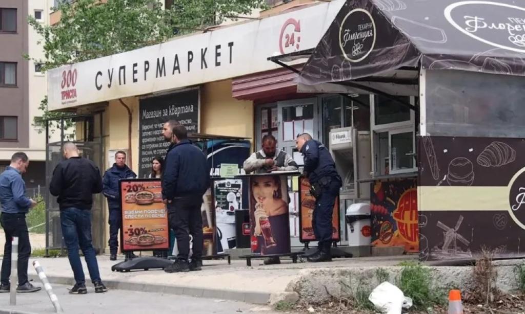 80-годишната жена, намушкана в супермаркет във Варна, остава с опасност за живота