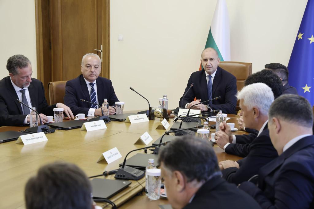 Румен Радев: Пенсиите няма да се намаляват, майчинството не е тема