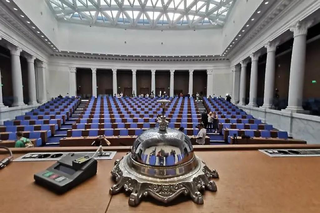 Парламентът обсъжда нов контрол върху особения търговски управител